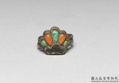 图片[2]-Silver ring with inlay of coral and turquoise, Qing dynasty, 18th c., Tibetan work-China Archive